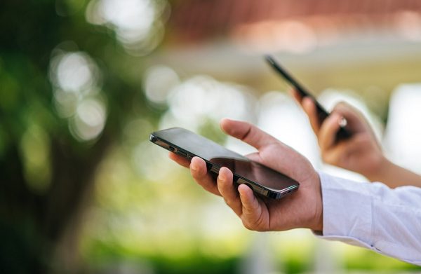 Vanha GSM-puhelin ja GSM-liittymä