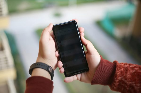 Oppilas ja puhelin koululuokassa