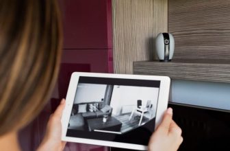 liittyma-valvontakameraan