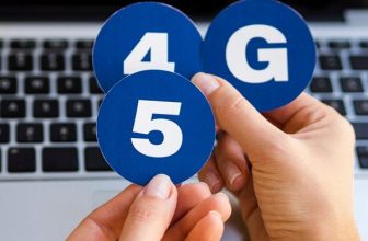 Kädet pitelevät 4G- ja 5G-symboleita