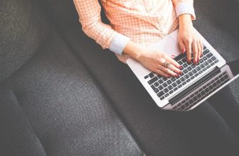 Henkilö työskentelee kannettavalla tietokoneella
